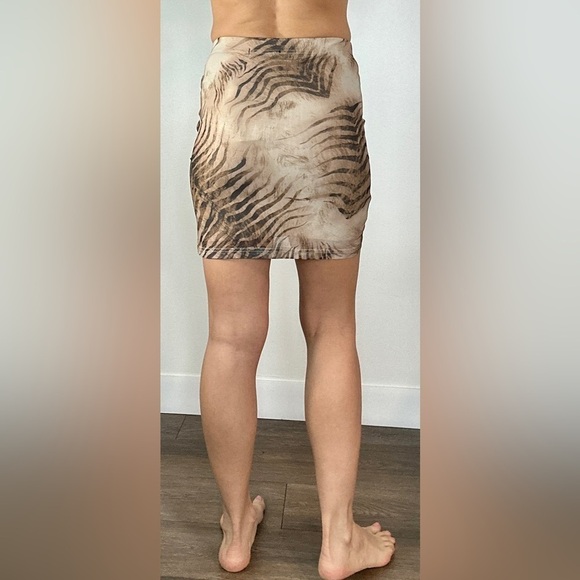 Free People MOTEL Skirt Animal print mesh overlay split front elastic waistband - Picture 5 of 7